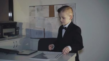 Küçük iş adamı office iş yerinde gülümsüyor. 4k