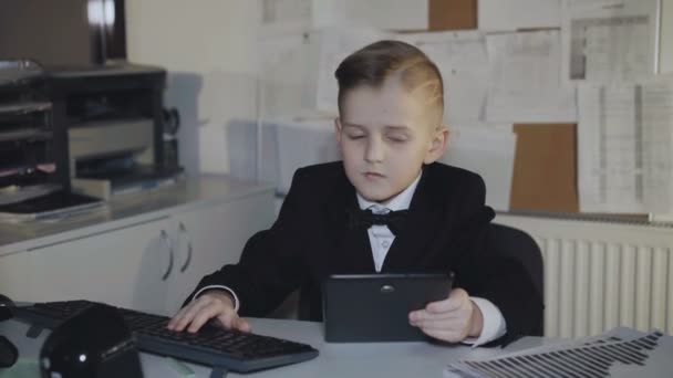 L'imitazione di uomo d'affari lavora con pc e tablet. 4K — Video Stock