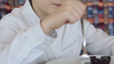 Kafede zevk ile lezzetli bir tatlı yeme yakışıklı boy gülümseyerek