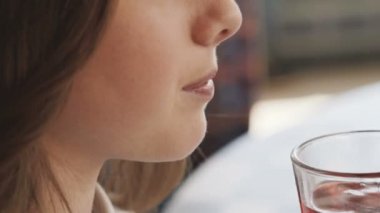 Makro çekim profilinin genç kızın zevk suyu içecekler