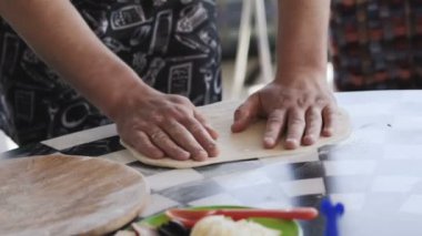 Erkek Şef hamur pizza yemeye hazırlanıyor. Yavaş yavaş