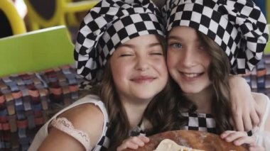 Kamera için pizza presentating gülümseme ile iki genç kız