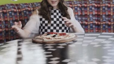 Pizza iplik kız gülümseyerek ve kamera Cafe gülümseyen