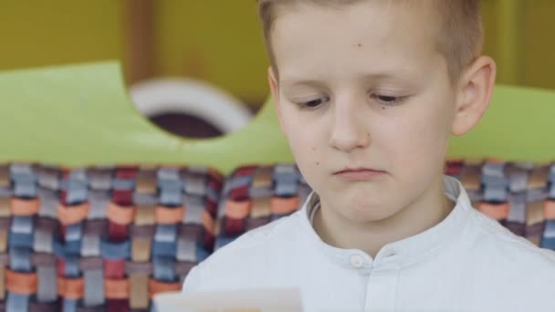 Όμορφος, νέος αγόρι ανάγνωση μενού και δείχνει Ναι στο καφέ — Αρχείο Βίντεο