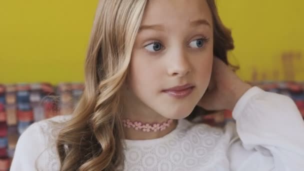 Javítja a haj, és mosolyogva kamera boldog fiatal lány portréja — Stock videók