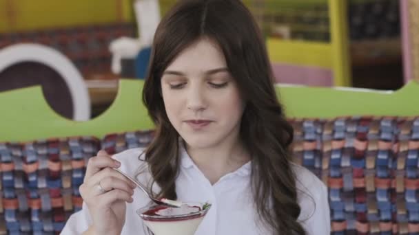 Ragazza Felice Mangiare Dolce Gelatina Con Lentamente — Video Stock