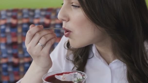 Glad tjej provsmakning gelé dessert med. Långsamt — Stockvideo