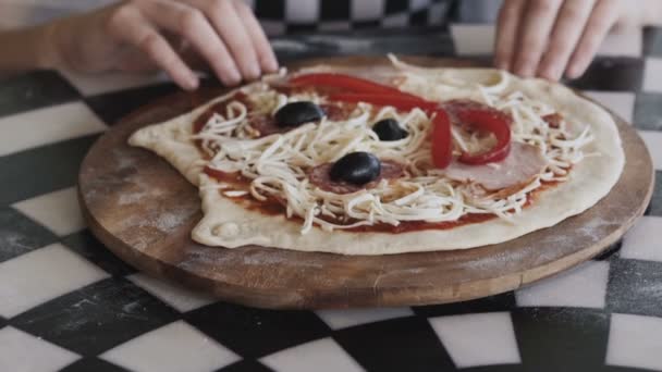 Girando la presentación de la pizza en el café en la cámara — Vídeos de Stock