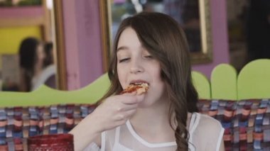 Pretty genç kız kafede pizza yemek. Yavaş yavaş