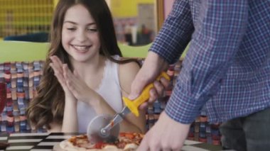 Güzel kız arıyorsunuz nasıl pizza onun için dilimleme kafede garson. Yavaş yavaş