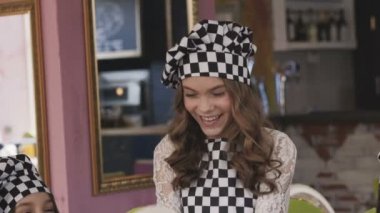 Komik kız kafede ana sınıfı hamur yukarı atma