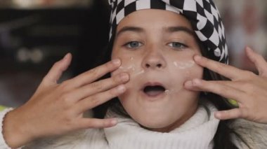 Şef üniformalı un kamera ile yüzünü bulaşması gülümseyen kız