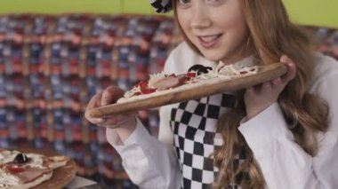 Pretty genç kız pizza kokusu tadını çıkarıyor. Yavaş yavaş