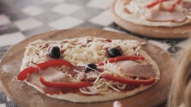 Görünümü bir kız kadar yakın biraz peynir pizza üzerinden kapmak. Yavaş yavaş