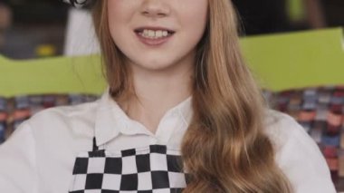 Şef üniformalı un kamera ile yüzünü bulaşması gülümseyen kız