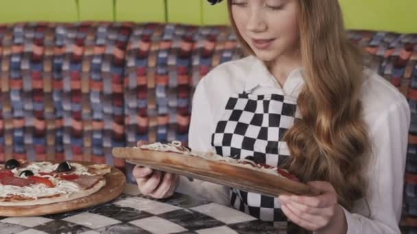 Pretty young girl admiring of a pizza. Slowly — Stock Video