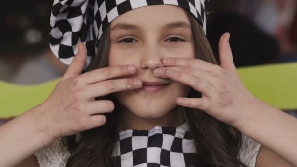 Sorrindo menina em chefe uniforme manchando seu rosto com farinha na câmera — Vídeo de Stock