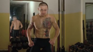 Acımasız ücretsiz fighter eğitim salonunda başladı. 4k