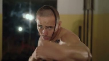 Acımasız ücretsiz fighter eğitim salonunda başladı. 4k