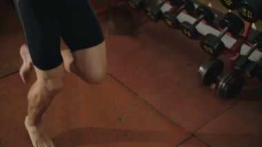 Dövmeli tüysüz ücretsiz fighter ip içinde jimnastik salonu ile atlar. 4k