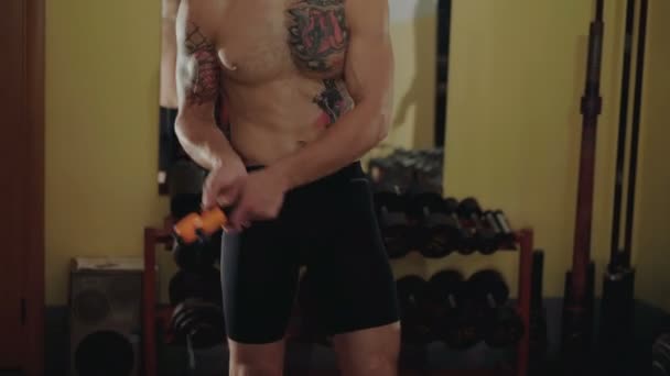 Bezvlasý s tetováním zdarma bojovník skoky s lanem v tělocvičně. 4k — Stock video