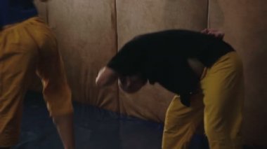 Modern Kazak egzersiz serbest dövüş Gym salonunda 4k