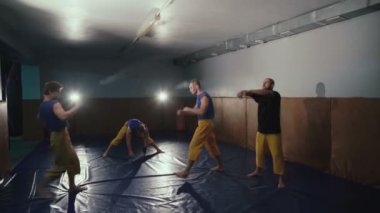 Modern Kazak egzersiz serbest dövüş Gym salonunda 4k