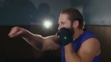 Kick boks adına spor salonu 4 k yılında başladı eğitim