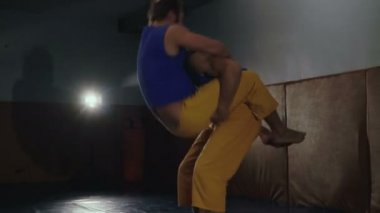 Modern Kazak egzersiz serbest dövüş Gym salonunda 4k