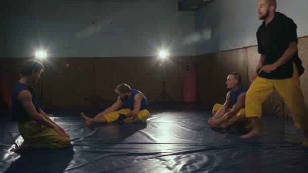 Combatientes libres en entrenamiento uniforme en el gimnasio en 4K — Vídeos de Stock