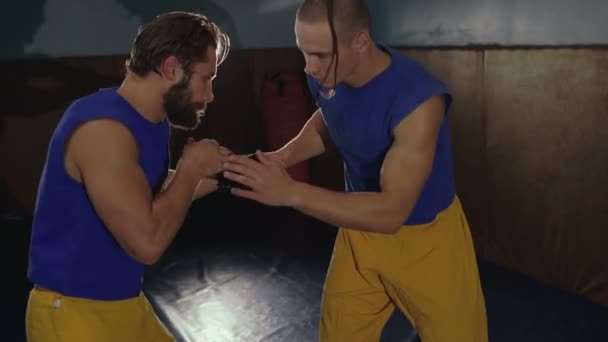 Freie Kämpfer in Uniform trainieren in der Turnhalle in 4k — Stockvideo