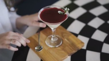 Üstten görünüm kokteyl jöle kadın elinde iplik. 4k