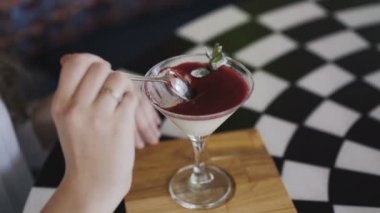 Tanınmayan kız yeme jöle tatlısı. Üstten görünüm. 4k