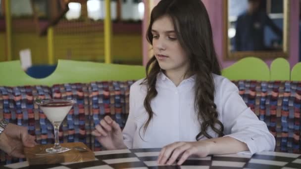 Pohled slouží želé pro šťastné, mladé a sebevědomým dívku v kavárně. 4k — Stock video