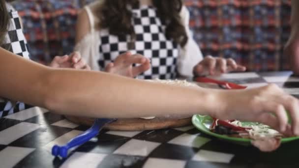 Dos muchachas alegres en uniforme que cuecen la pizza en la clase maestra en la cafetería 4K — Vídeos de Stock