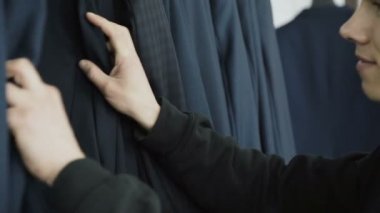 Yakışıklı adam bir takım elbise dükkanı satırı seçerek, cose kadar. 4k