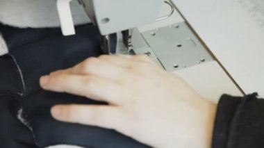 Dikiş makinesi dikiş giysilerle işlemini kapatın. 4k