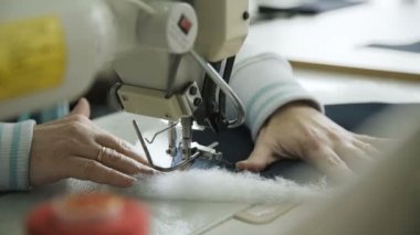 Dikiş makinesi dikiş giysilerle işlemini kapatın. 4k