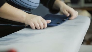 Hazır giyim fabrika erkek ceket Ütü işlemi. 4k