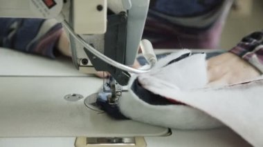 İşlemini dikiş koyun derisi palto dikiş makinesi ile kapatın. 4k