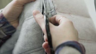 İşlemini dikiş koyun derisi palto dikiş makinesi ile kapatın. 4k