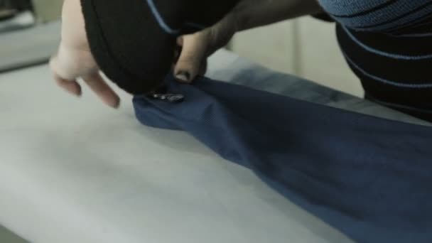 Процесс глажения мужской куртки на швейной фабрике. 4K — стоковое видео