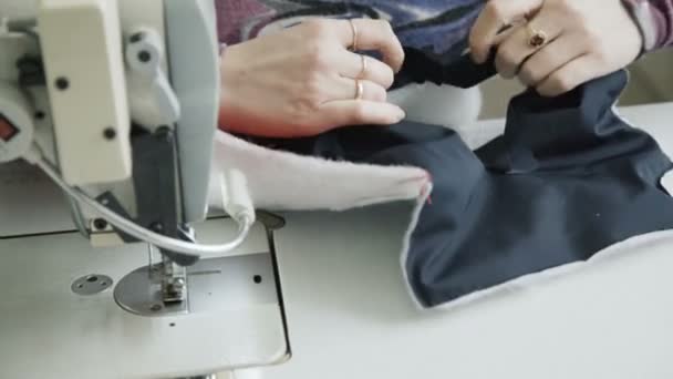 Fermer le processus de couture des vêtements avec machine à coudre. 4K 