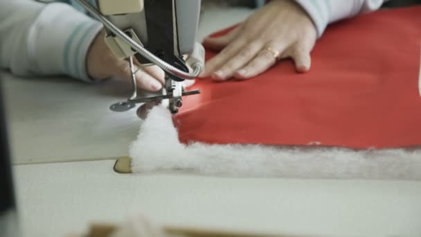 Fermer le processus de couture des vêtements avec machine à coudre. 4K — Video