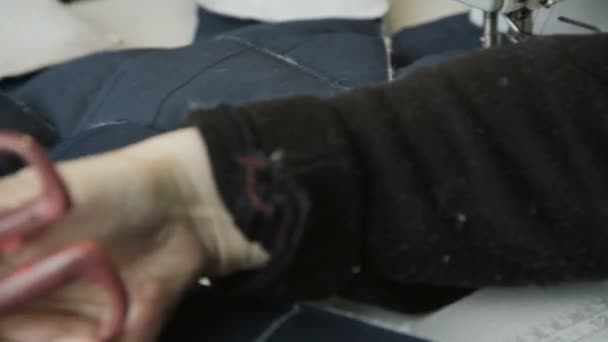 Cerrar el proceso de coser la ropa con la máquina de coser. 4K — Vídeo de stock