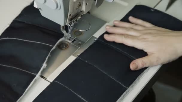 Fermer le processus de couture des vêtements avec machine à coudre. 4K — Video