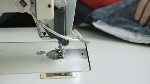 Zár-megjelöl folyamat varrógép varrógép ruhát. 4k — Stock videók