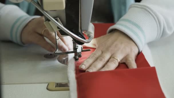 Закрыть процесс шитья одежды швейной машинкой. 4K — стоковое видео