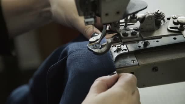 Il primo piano di sarta cuce il pulsante con macchina per cucire. 4K — Video Stock