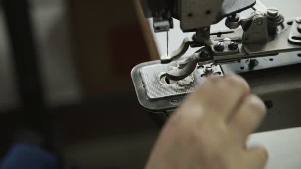 Primer plano de dresssmaker cose el botón con la máquina de coser. 4K — Vídeo de stock